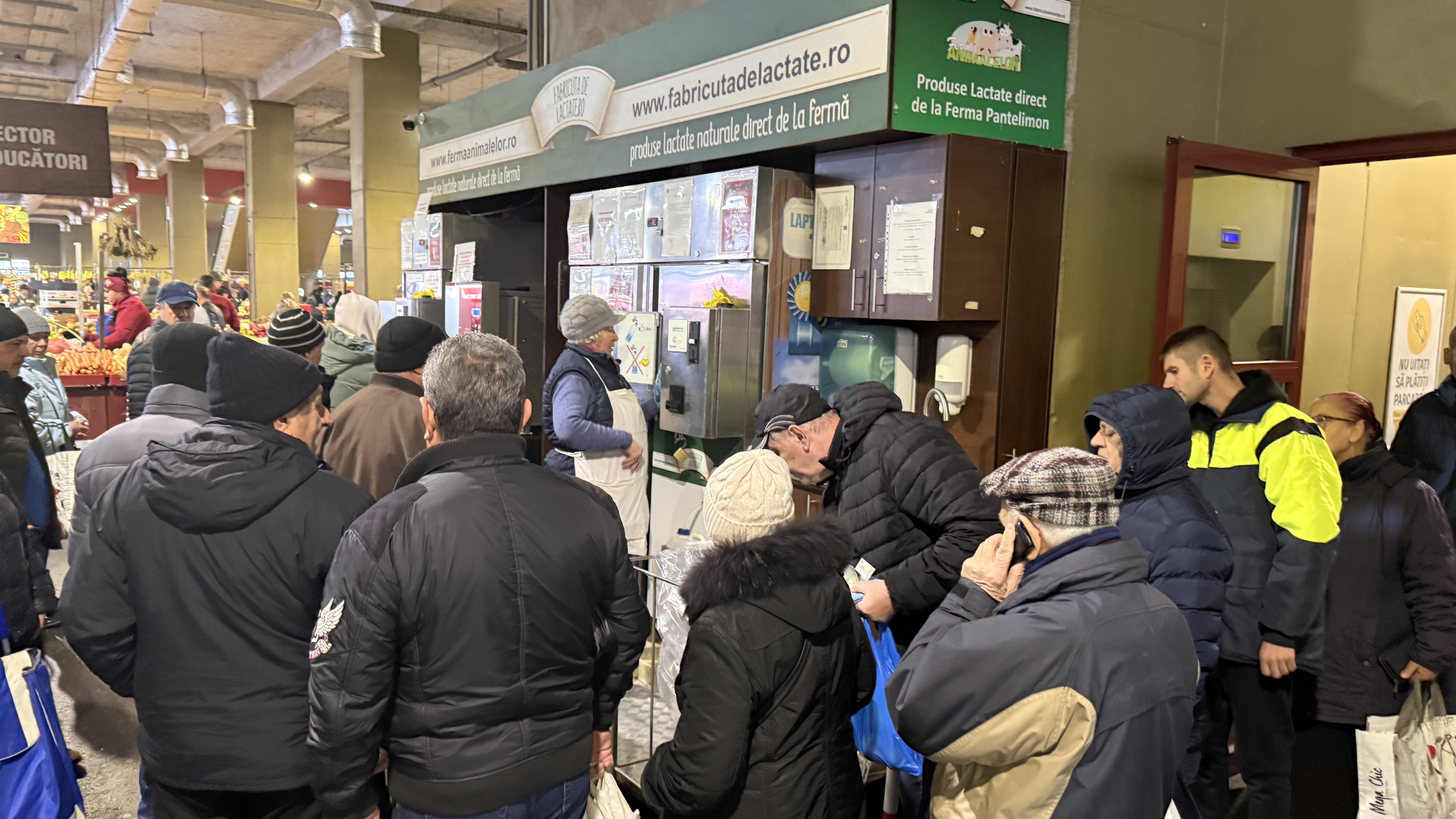 Cozile la lapte au revenit în București. De ce stau oamenii din nou la rând: „Nu mai găsești așa ceva”