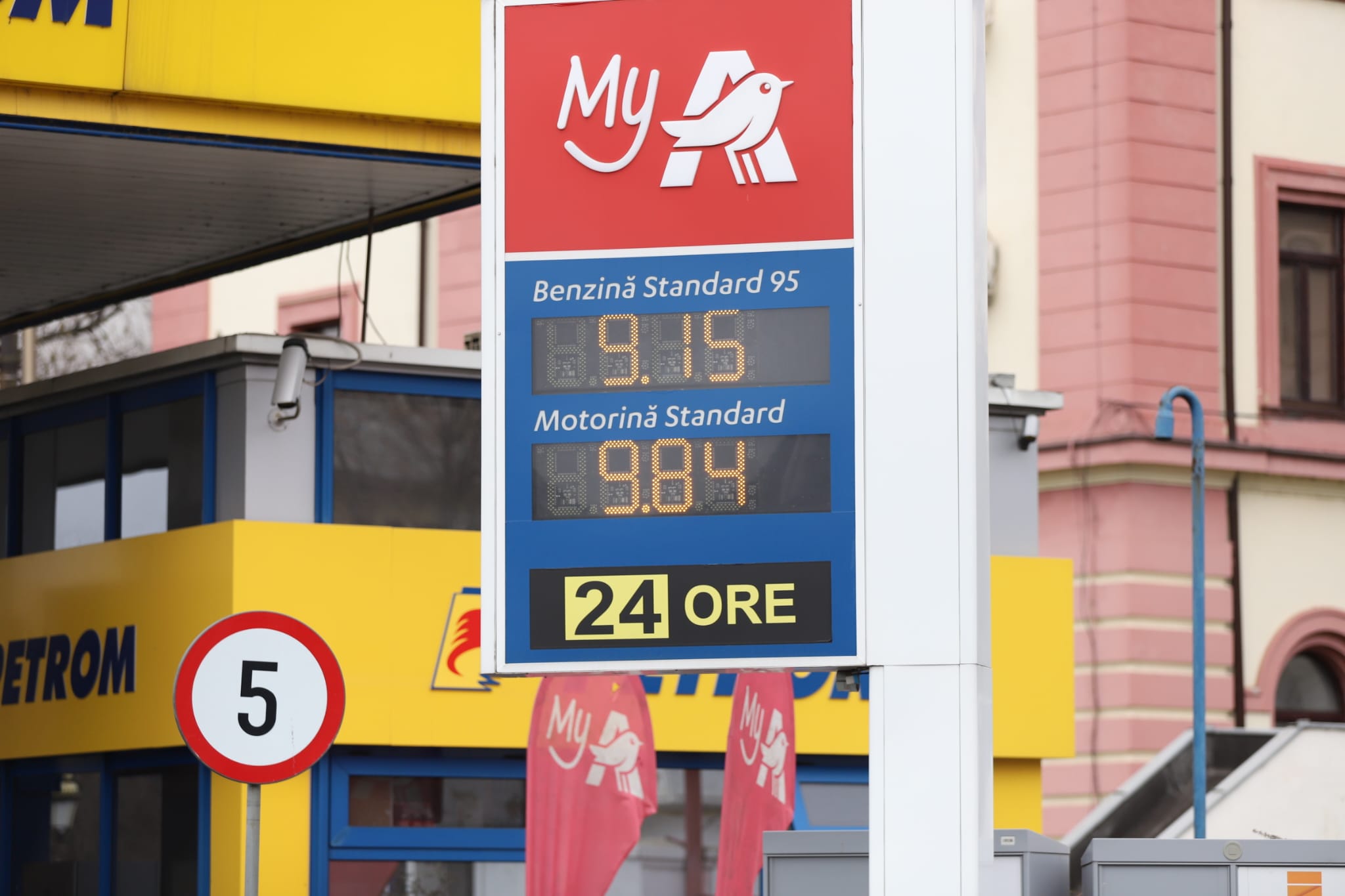 Prețul benzinei și al motorinei a crescut din nou la pompă, luni, 23 martie 2026. Cât costă un plin