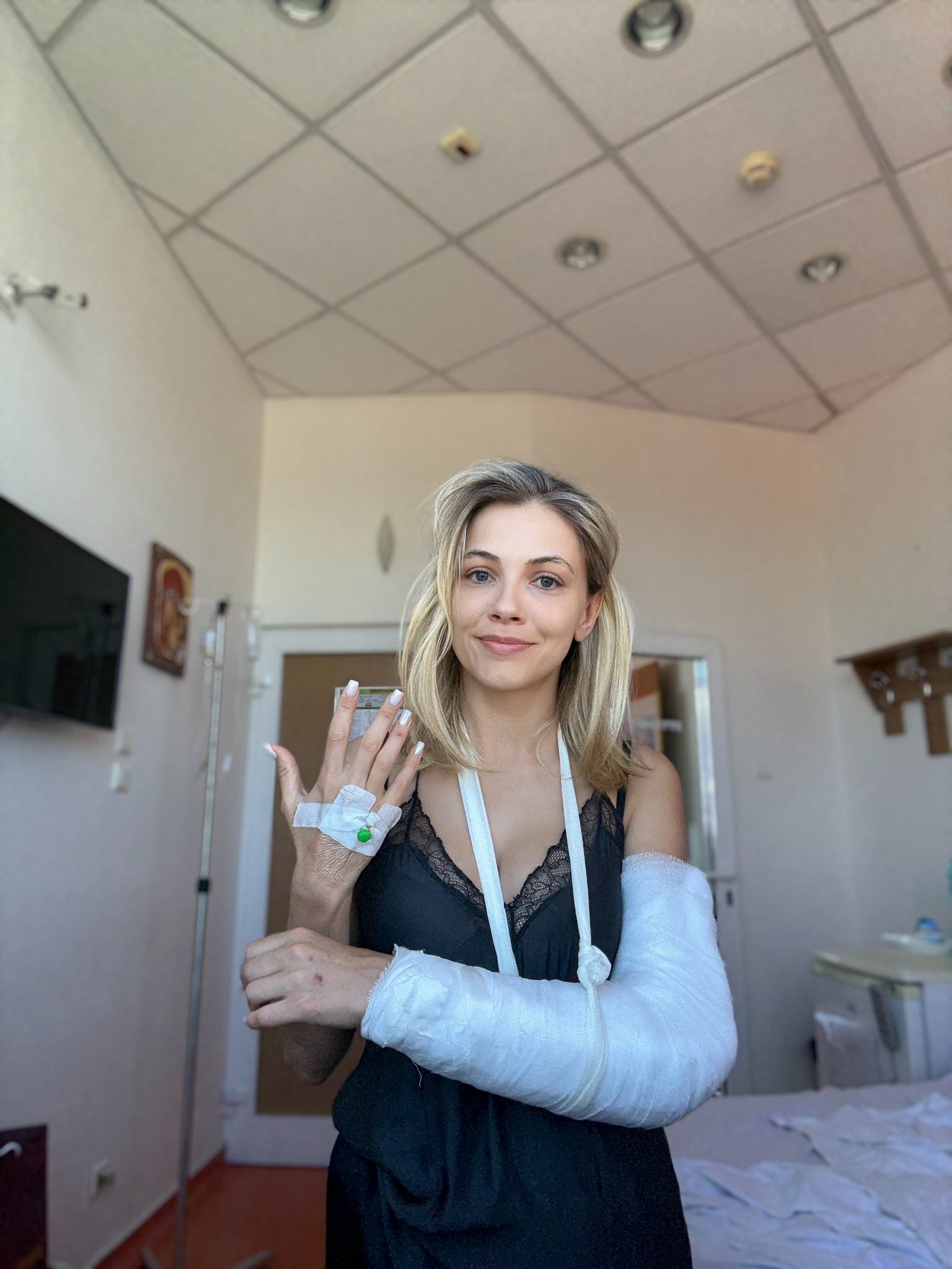 Fotografii cu Andreea Ibacka după accidentul de motocicletă: „Cu mâna în ghips și câteva contuzii!” Prima reacție a vedetei după ce a fost externată din spital