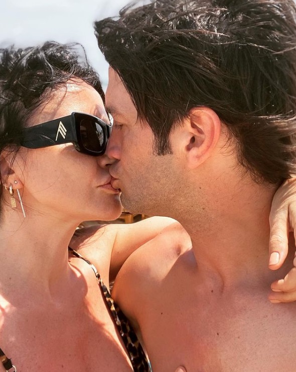 Imagini rare cu Adelina Chivu în costum de baie, la 44 de ani. A încercat să fie discretă și să se ascundă cât a putut sub umbrelă