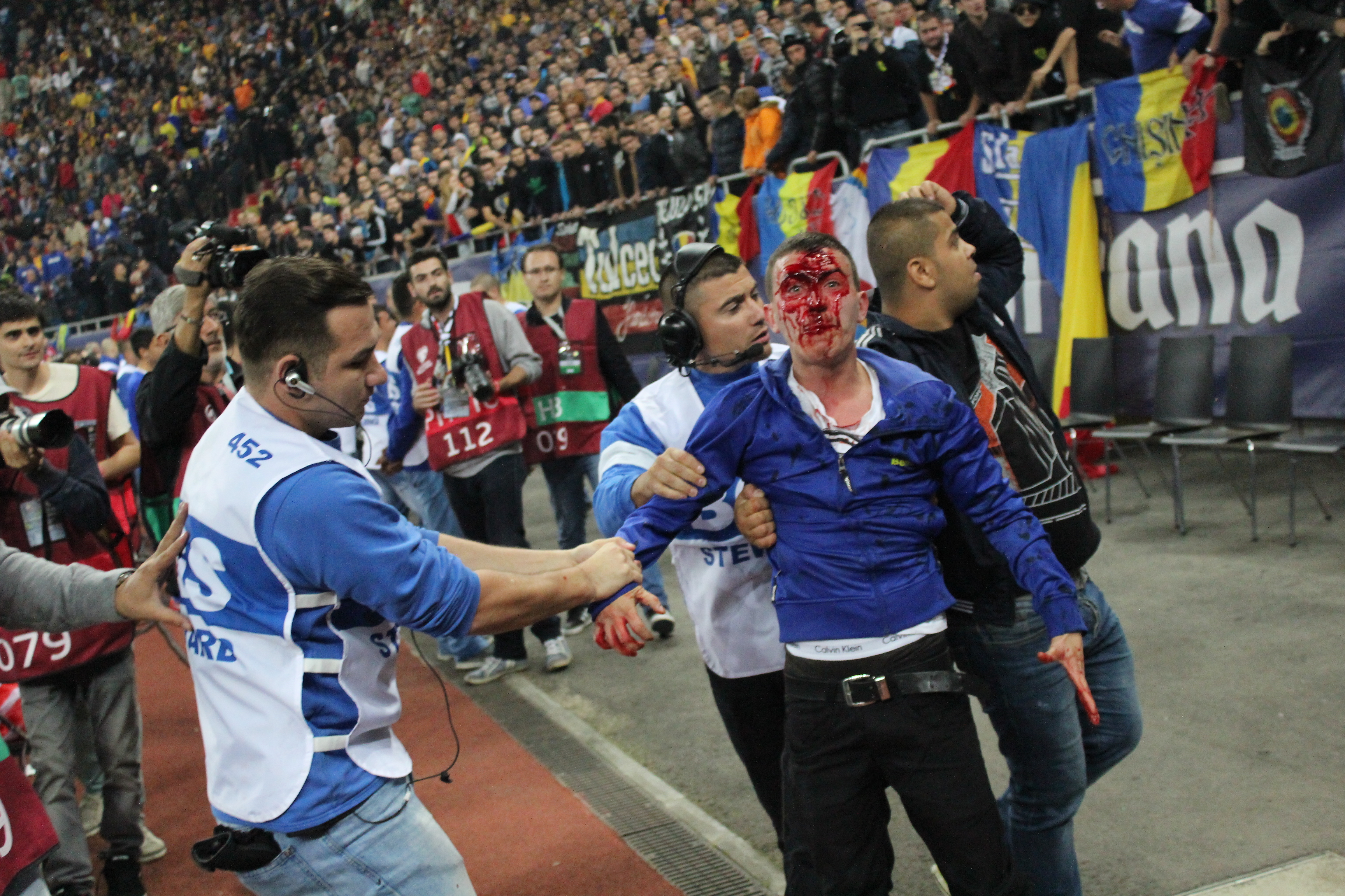 GALERIE FOTO / Meciul anului s-a ”jucat” şi în tribune! Măcel pe ”Arena Naţională”