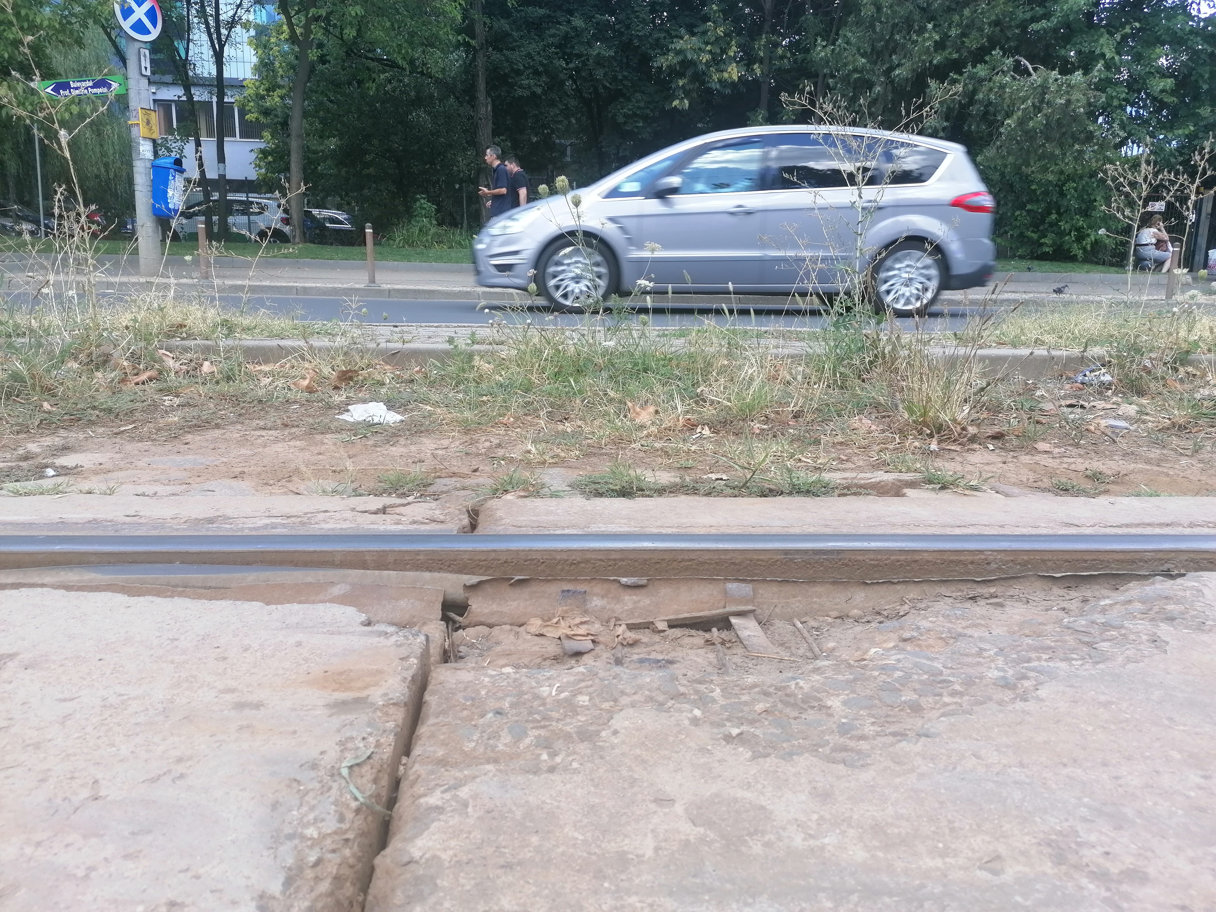 Gropi, șine rupte și segmente lipsă. Imagini cu liniile de tramvai care îi înspăimântă pe bucureștenii care vin la muncă în Pipera: „Mai bine cobor cu două stații înainte”