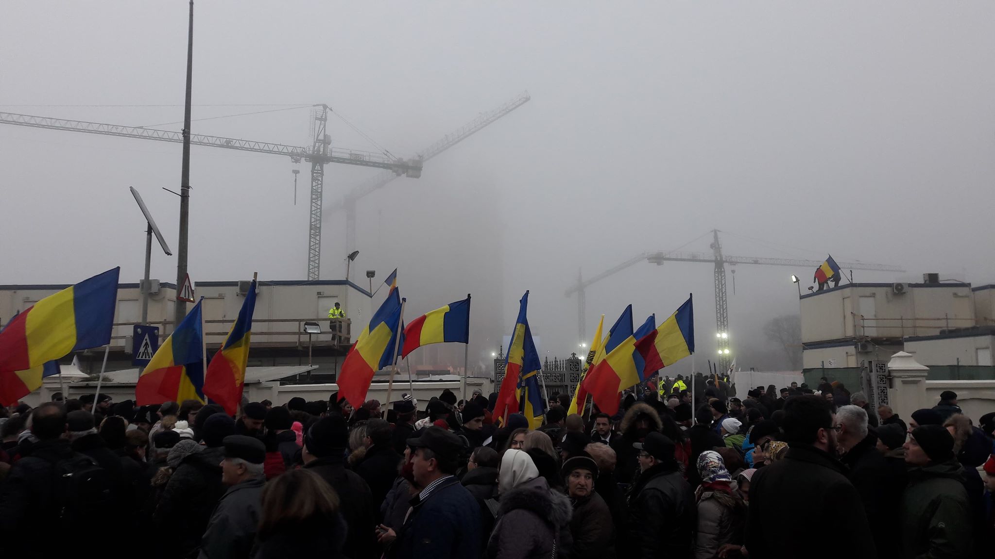 FOTO&VIDEO/ Imagini de la slujba de sfințire a Catedralei Mântuirii Neamului. 100 de preoți și zeci de mii de credincioși participă la evenimentul istoric