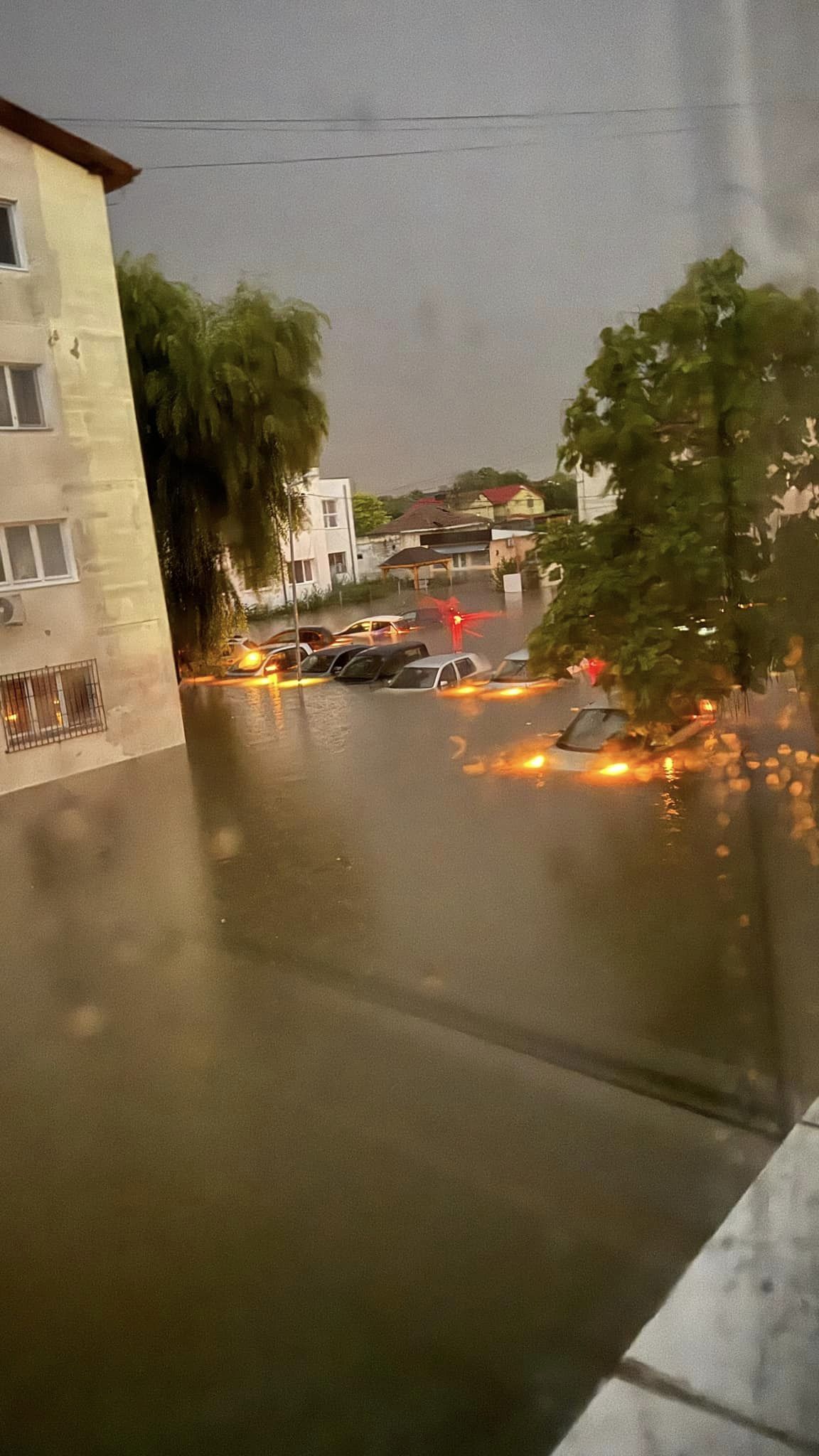 Urmările ploilor puternice de pe litoral. La Mangalia au căzut 200 l/mp. Maşini luate de apă, inundaţii în mai multe staţiuni: dezastru la Venus şi Vama Veche | FOTO