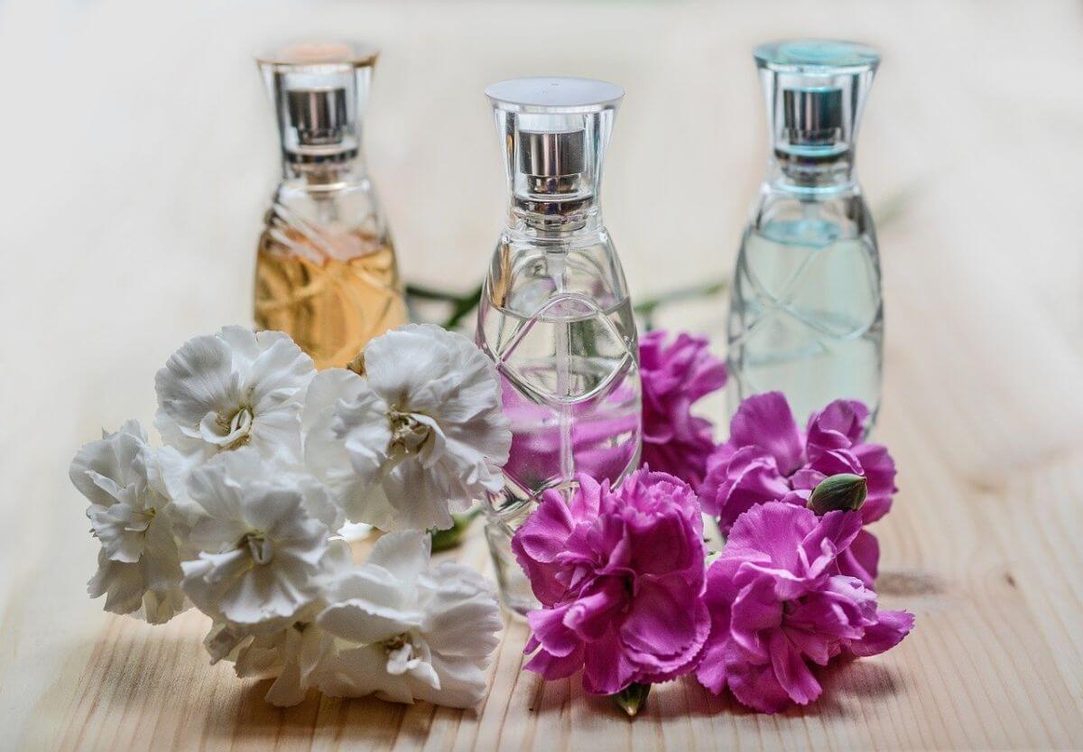 Cum îți faci singură un parfum și alte cosmetice. Doar cu ingrediente naturale