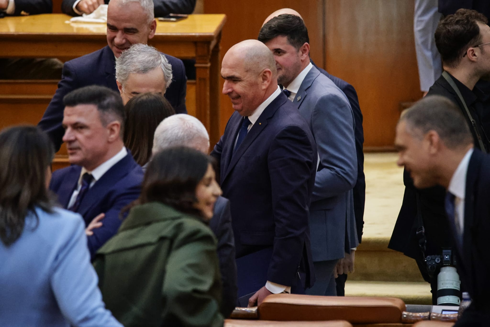 Ce nu s-a văzut la televizor în timpul votului moțiunii de cenzură împotriva Guvernului Bolojan. Negocieri în șoaptă, telefoane pe fugă și calcule la limită