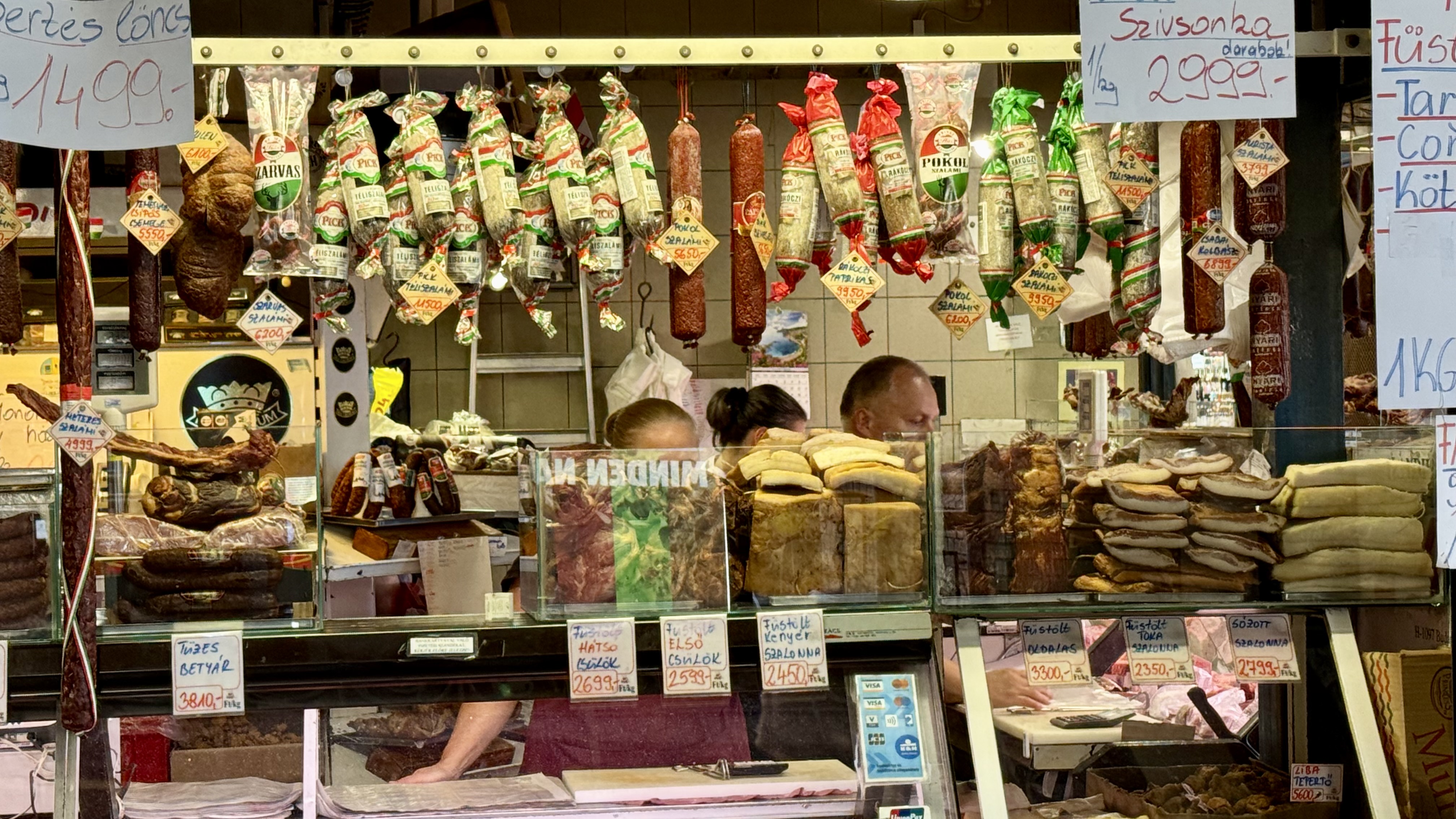 Spectacol culinar total la doi pași de România. Cât costă o porție de gulaș și ce-am descoperit într-o piață unicat