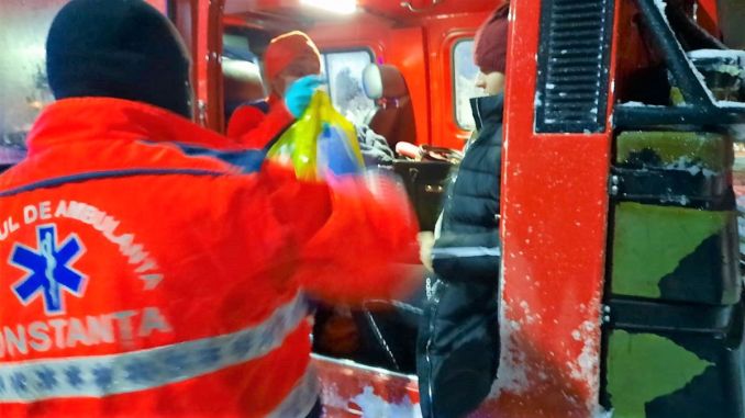 VIDEO | Două femei însărcinate au fost preluate cu şenilatele ISU Dobrogea. O alta a născut acasă, asistată de echipajul de la Ambulanță