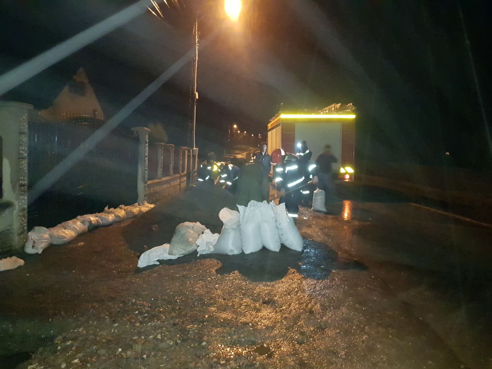 VIDEO/ Gospodării din trei localități din județul Covasna au fost inundate. Pompierii intervin pentru evacuarea apei/ FOTO