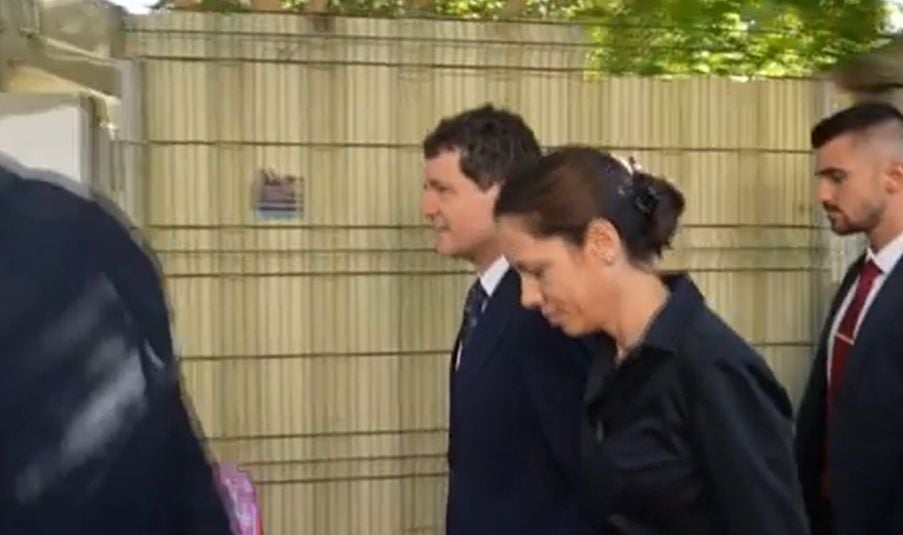 Cum a apărut Mirabela Grădinaru în prima zi de școală. Imagini cu Nicușor Dan și partenera sa când și-au dus fetița la cursuri