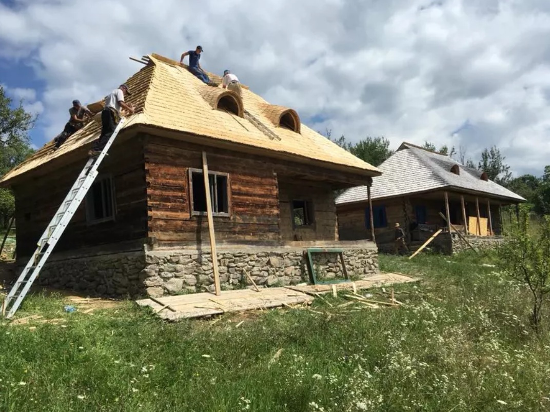 Imagini cu pensiunea neterminată din Maramureș a lui Sorin Brotnei. Are hambar și ciubăr: „Mi-am făcut raiul meu”