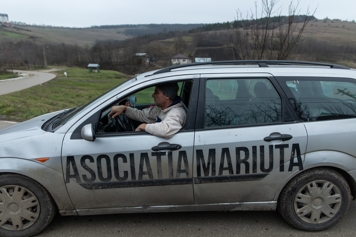 REPORTAJ. În loc de reni, Moș Crăciun a venit anul acesta cu o caravană salvatoare pentru iepe, măgărițe, câini și pisici