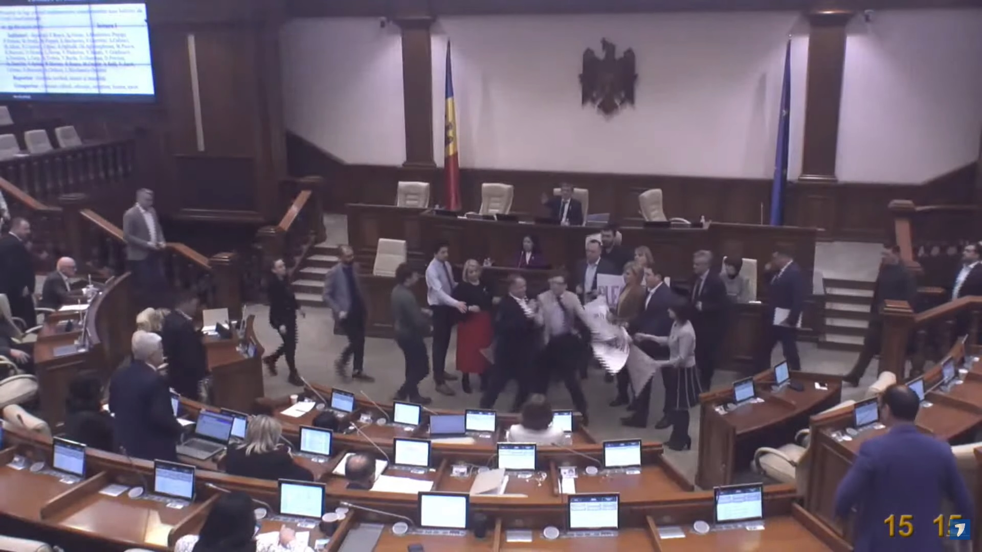Îmbrânceli în Parlamentul Republicii Moldova, când se discuta proiectul de lege privind „limba română” în legislația moldovenească - VIDEO