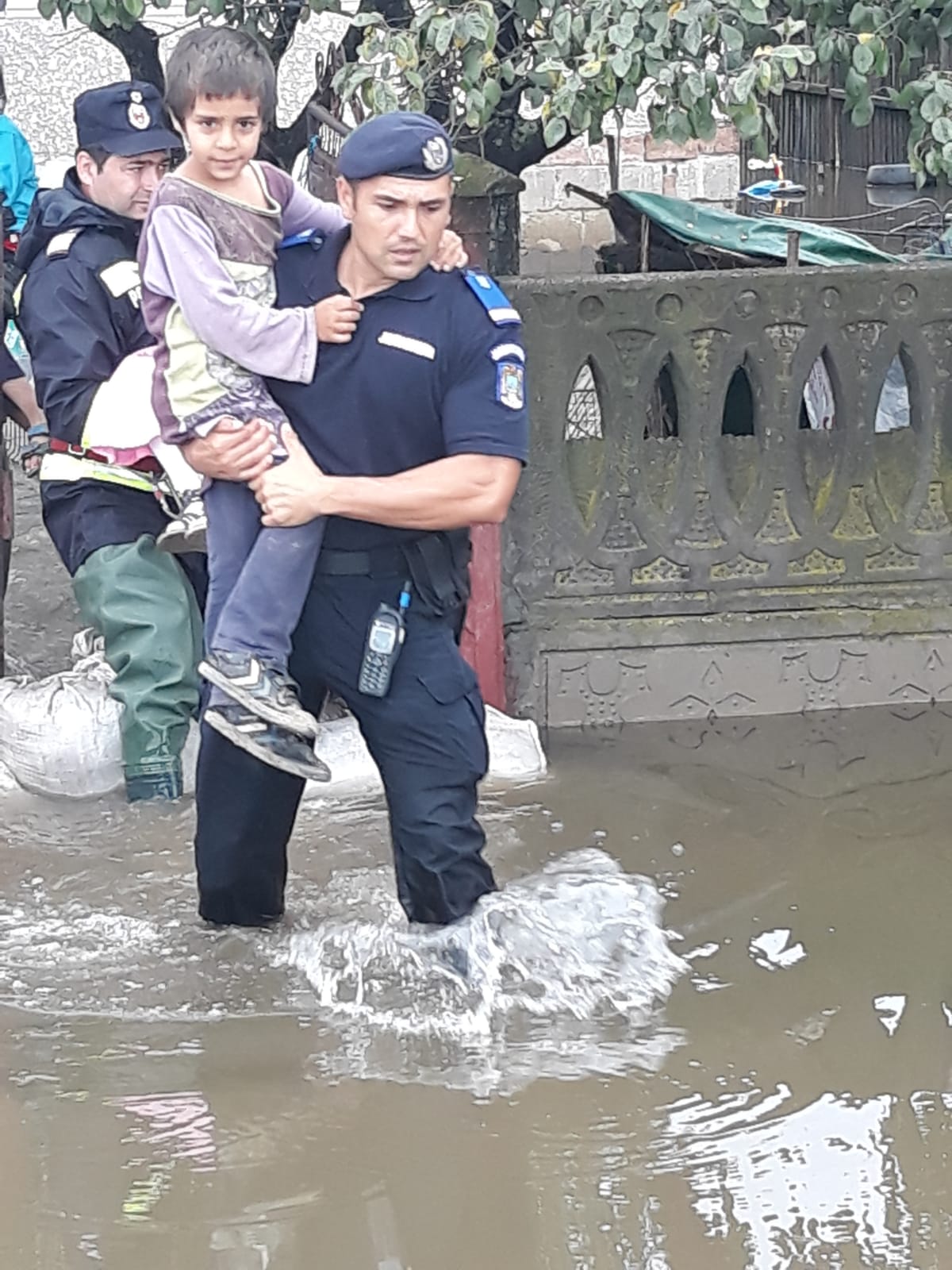 Aproape 70 de oameni au fost evacuați de jandarmi din case în Băbeni, Vâlcea. Râul Bistrița a ieșit din matcă / FOTO