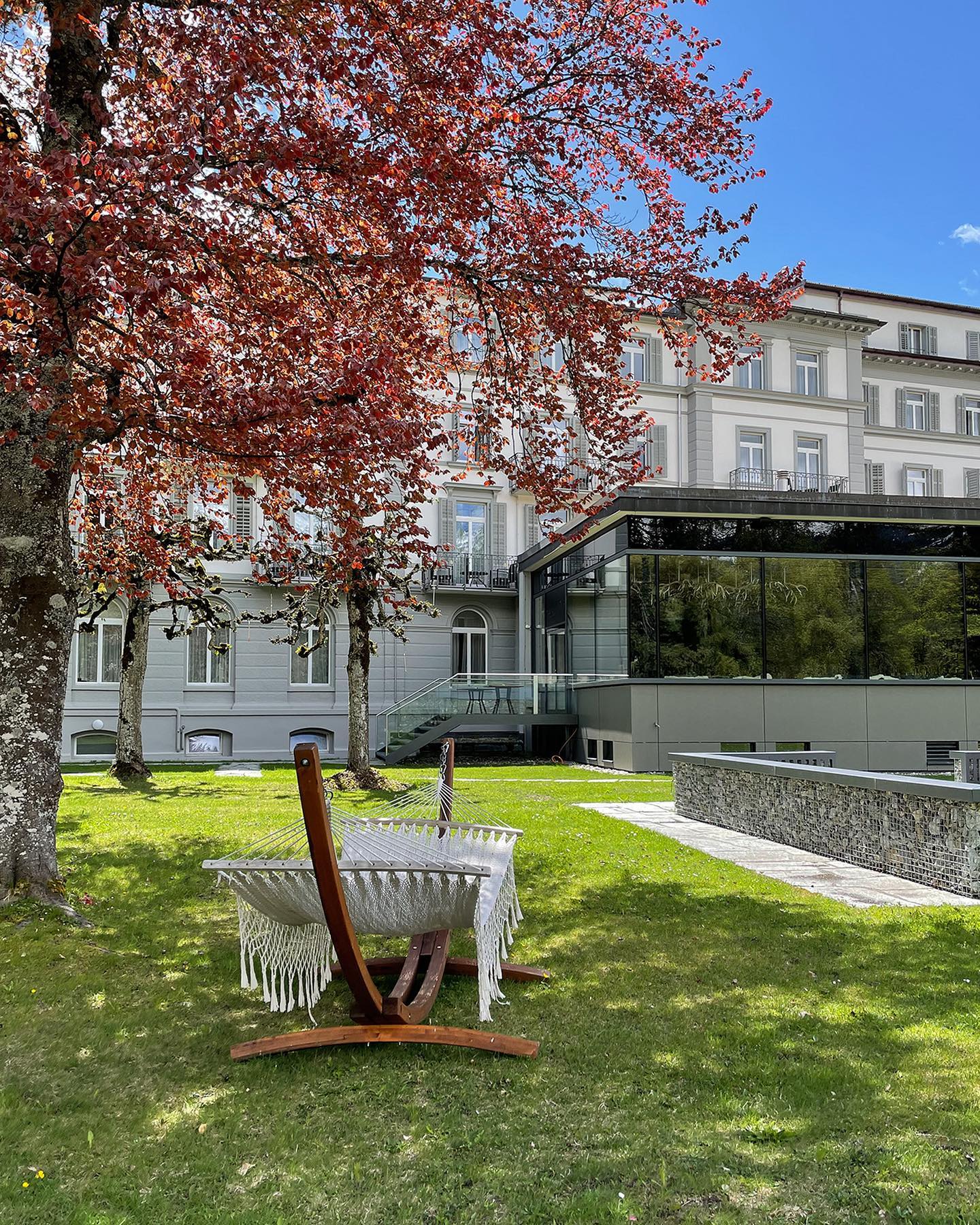 Noi detalii despre hotelul de lux cumpărat de „frații Dedeman” în Alpii elvețieni. Cât trebuie să investească