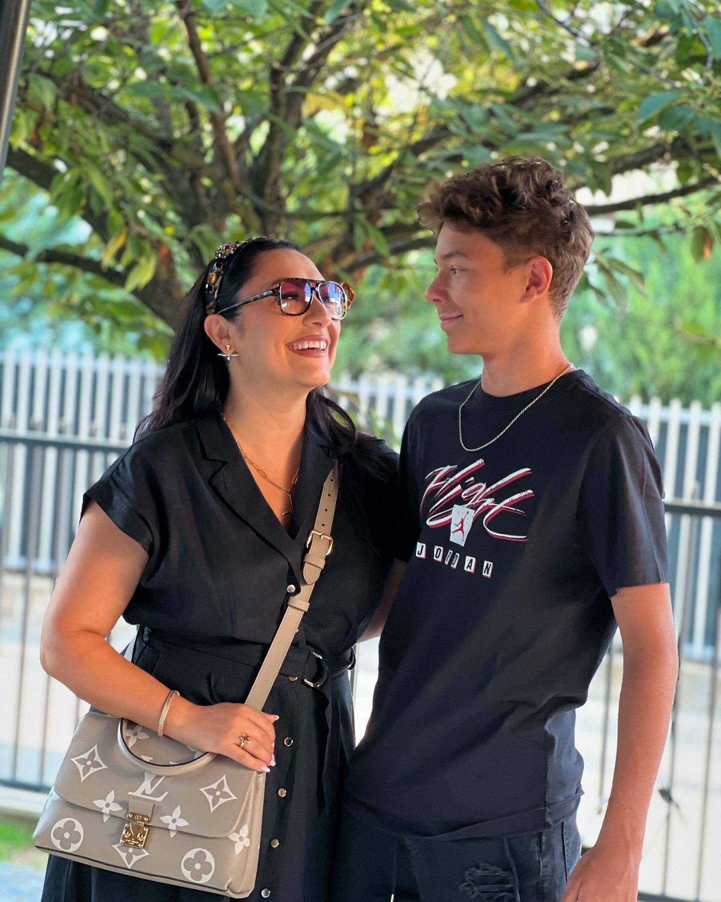 Imagine rară cu Andra alături de familia ei. În poză apar părinții, dar și frații cântăreței, Săndel, Diana și Aura