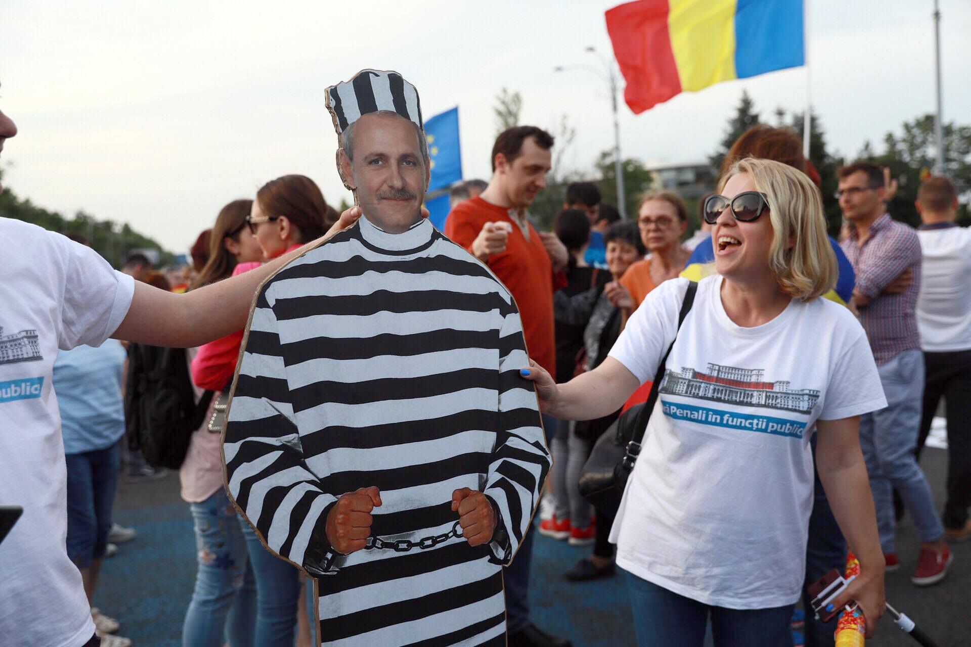 Manifestație în Piața Victoriei după alegerile europarlamentare. Sute de oameni sărbătoresc cu tort rezultatul votului / FOTO