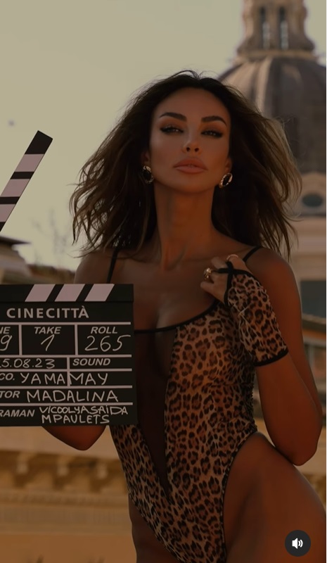 Imagini noi cu Mădălina Ghenea în lenjerie intimă. Ședința foto a fost realizată pe balconul unui bloc din Italia