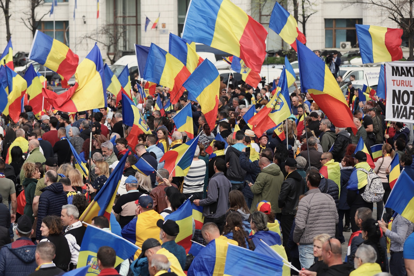Toţi oamenii preşedintelui care putea să fie. Cine sunt cei care vor „turul 2 înapoi"