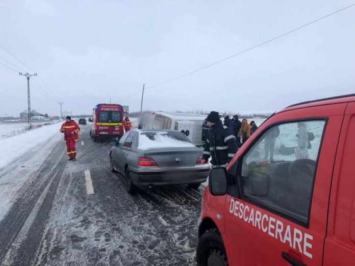 Microbuz răsturnat în Dumbrăveni, județul Suceava. 18 oameni, în pericol / FOTO