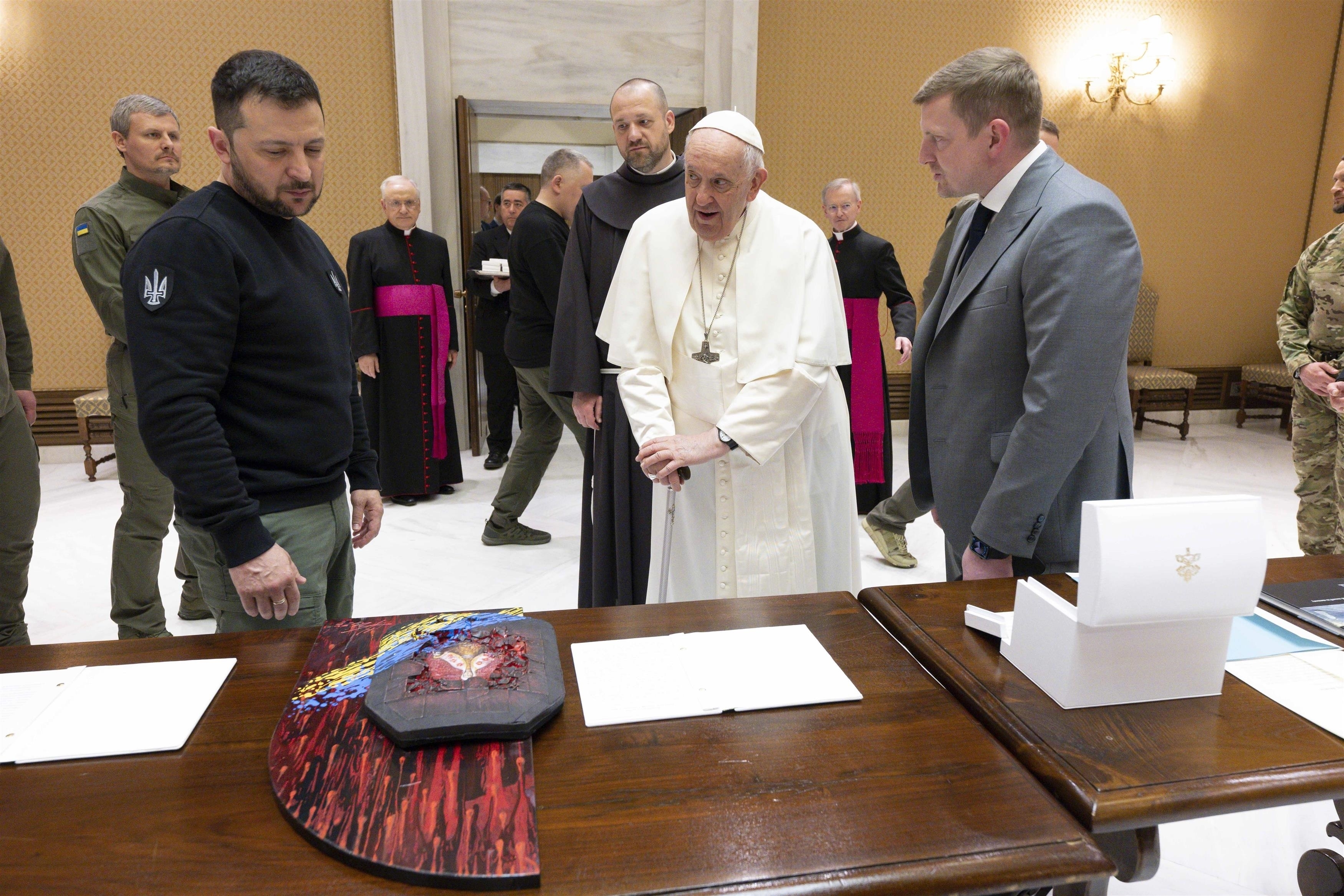 Zelenski, vizită la Vatican. I-a dăruit Papei Francisc o icoană pictată pe o vestă antiglonț