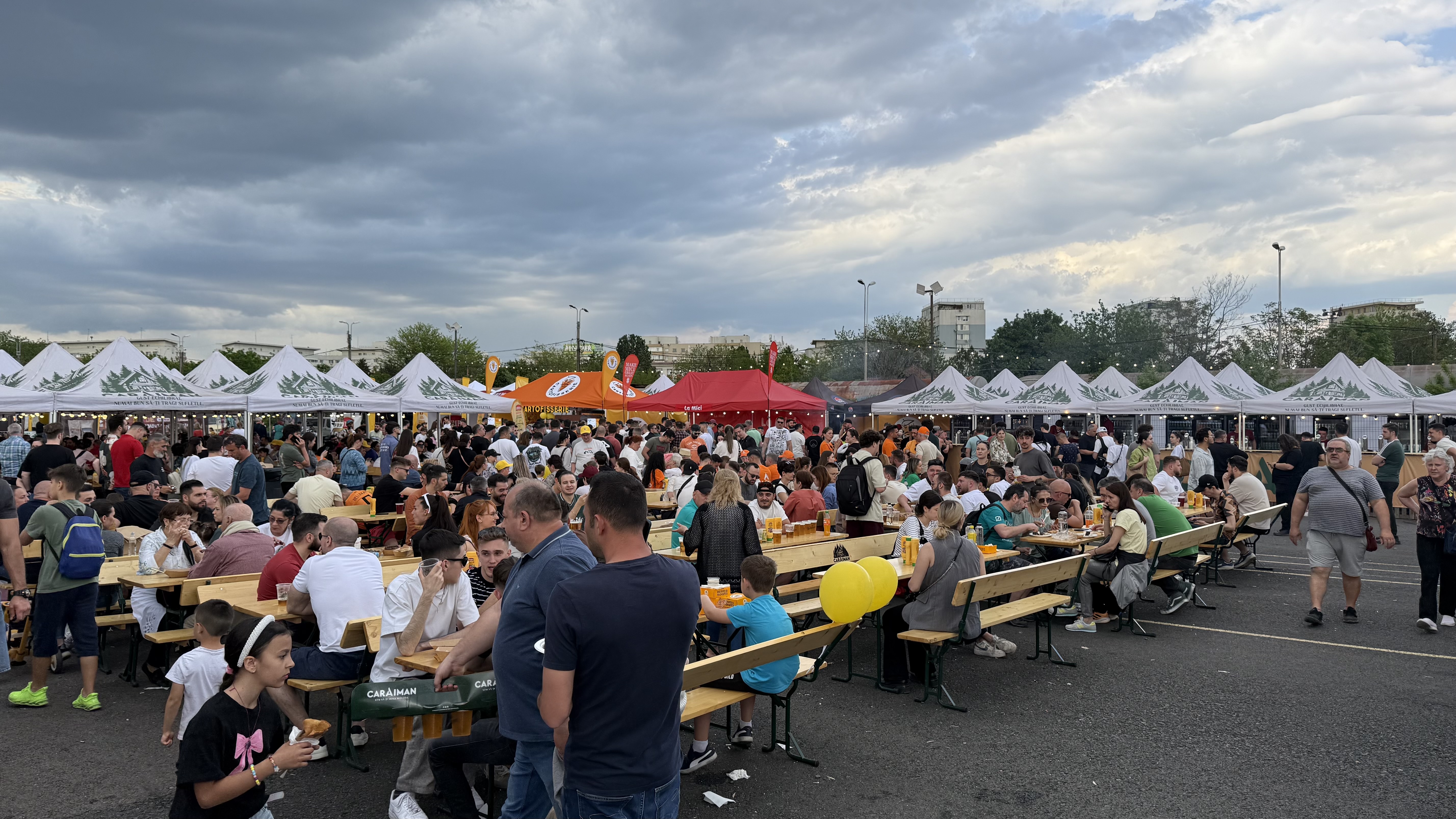 Secretul unui mic perfect: „Micii sunt artă, frate. Dacă-i grăbești, i-ai stricat”. Reportaj de la Campionatul Național de mici