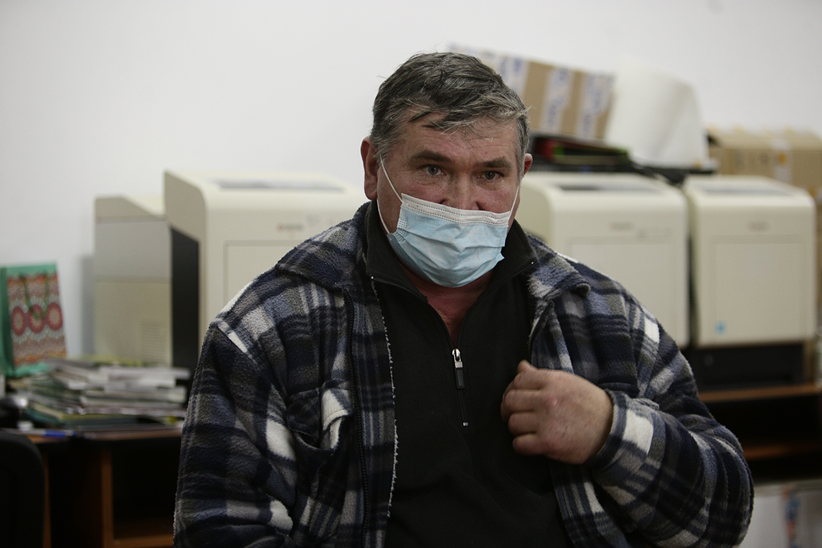 Sacrificiul neștiut al românilor care își cresc singuri copiii, în timp ce soțiile lor sunt la muncă în străinătate: „Nu mă pot uita când își face bagajele. Bărbat-bărbat, dar plâng mereu”