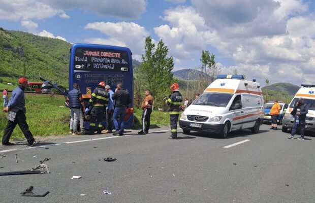 Accident grav în Caraş-Severin cu mai multe mașini, între care un autocar. O persoană a murit, iar alte două au ajuns la spital