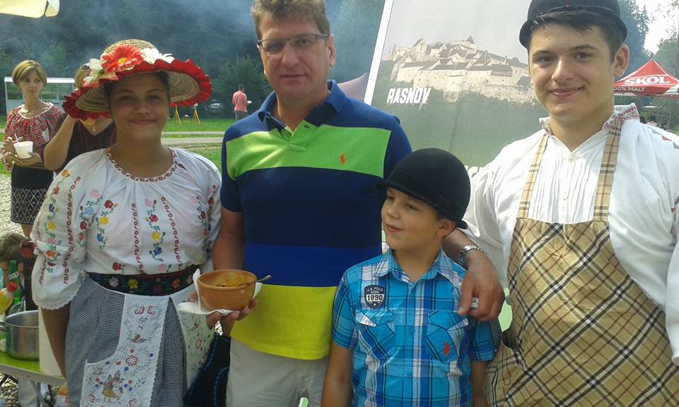 S-au întrecut în gătitul zupului, mâncarea tradițională a sașilor din Râșnov | GALERIE FOTO