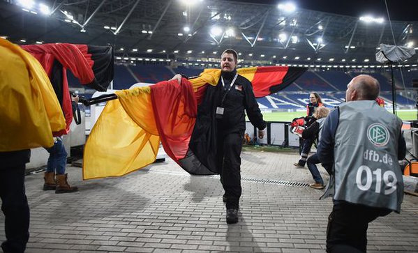 Alarmă cu bombă la Hanovra: ^spectatori evacuați, amicalul Germania - Olanda, anulat! Angela Merkel venise la meci / VIDEO & GALERIE FOTO