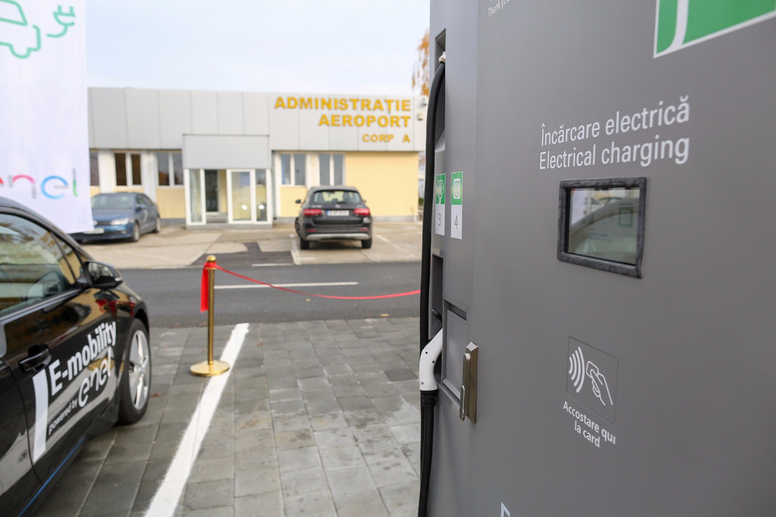 Prima stație de încărcare rapidă a mașinilor electrice, în aeroportul din Timișoara. Poate fi folosită gratuit