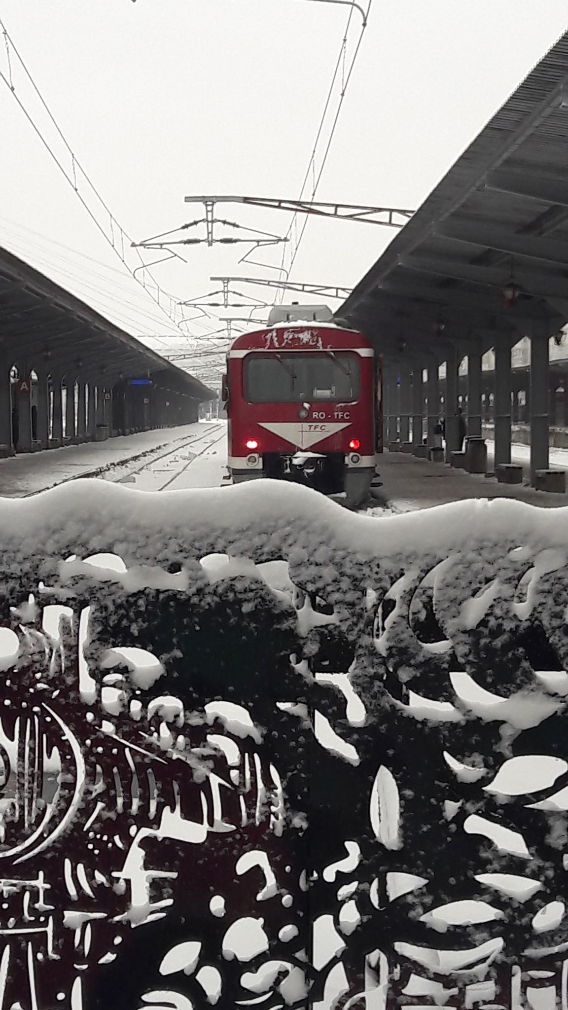 UPDATE/ Întârzieri de sute de minute în Gara de Nord! Un tren care trebuia să ajungă la 8 dimineața a sosit după aproape 10 ore! Unde poți vedea în timp real situația fiecărei curse