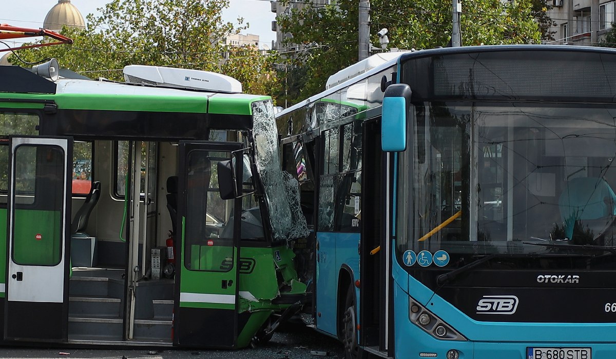 Accident între un tramvai și un autobuz STB la intersecția dintre Calea 13 Septembrie cu Strada Progresului. Cel puțin 11 persoane rănite