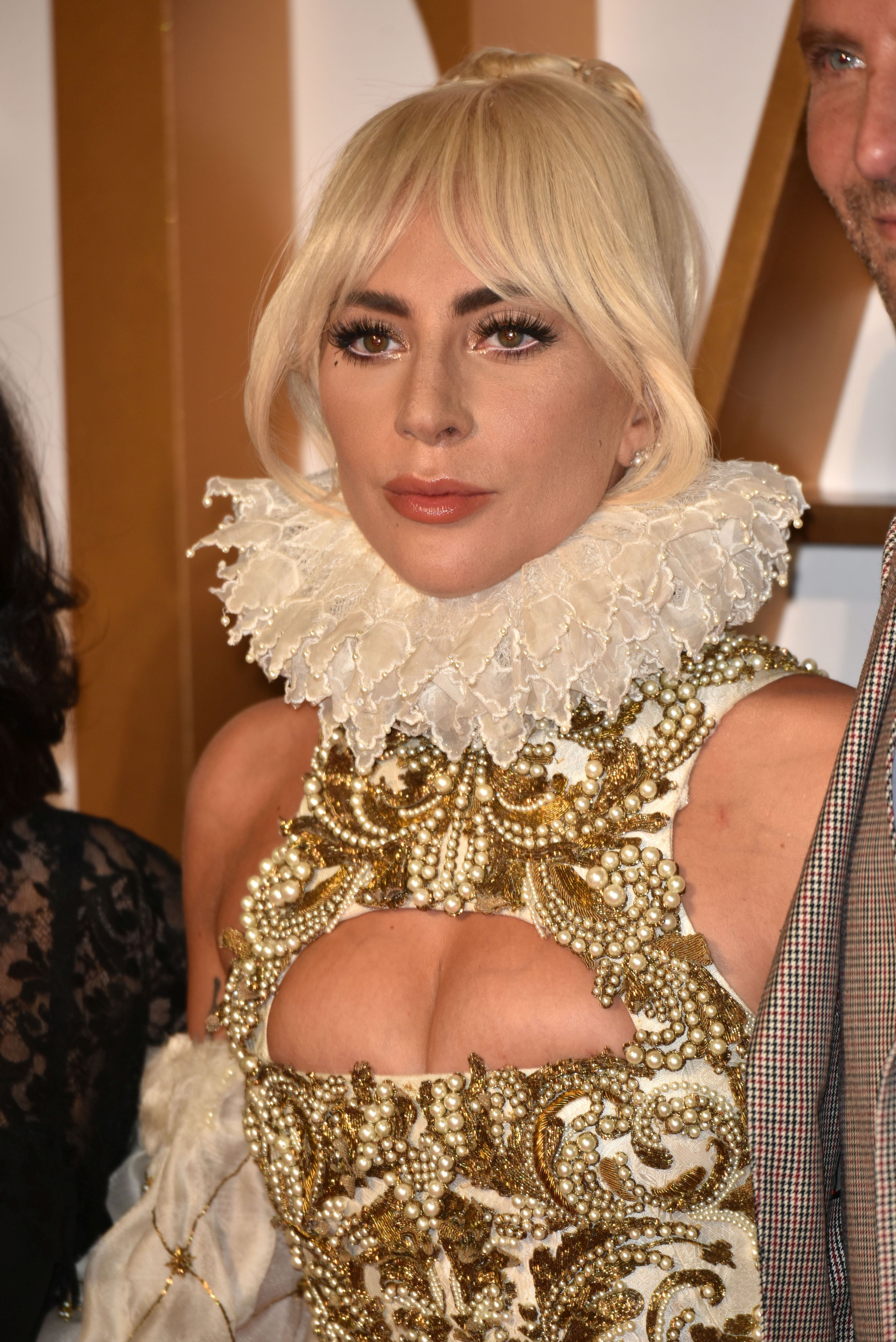 FOTO | Lady Gaga, apariție extravagantă la premiera filmului "A star is born" în UK