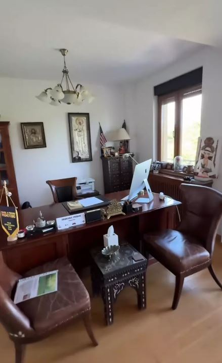Imagini din vila cu 5 etaje a Anamariei Prodan. Vrea să își pună lift: „Arăbesc, turcesc, cum vreți voi, mie îmi place” VIDEO
