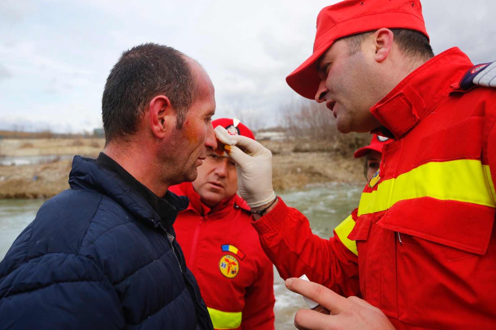 GALERIE FOTO/ Bărbatul care a prins crucea aruncată în apele râului Buzău s-a tăiat în sloiurile de gheață: "Nu e nicio problemă, o să fie bine"