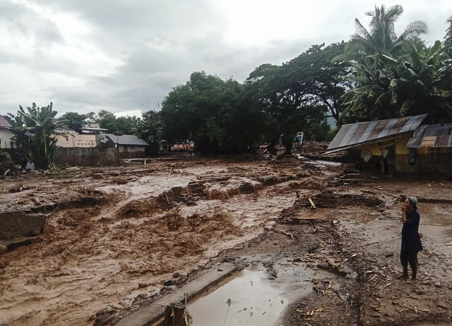 VIDEO | Inundații devastatoare în Indonezia și Timorul de Est. Peste 40 de persoane au murit înecate