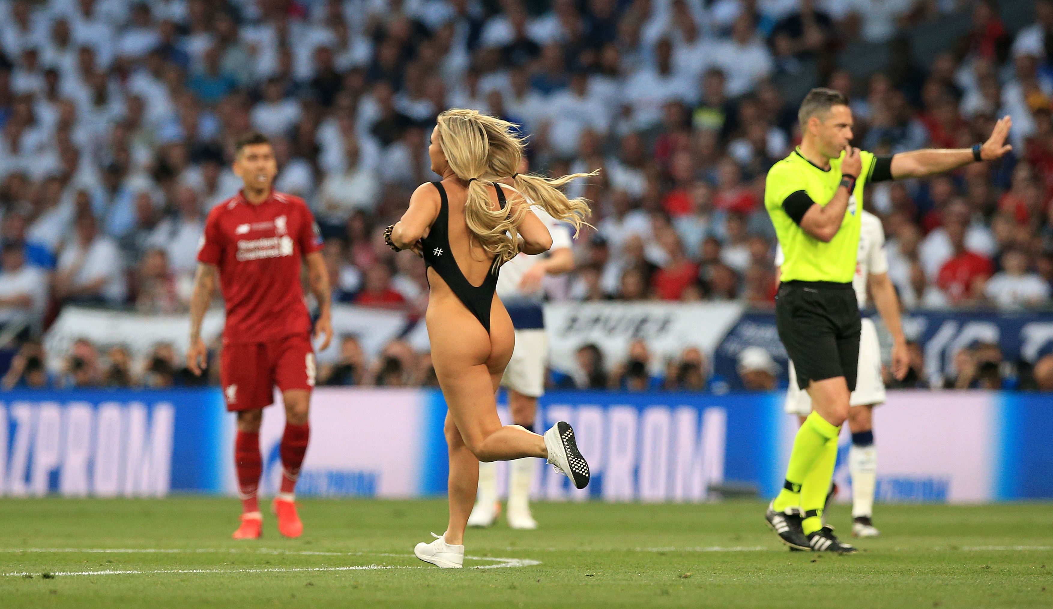 FOTO&VIDEO/ Incident în timpul finalei Tottenham - Liverpool. O tânără a intrat pe teren în costum de baie! Ce mesaj avea scris pe ea
