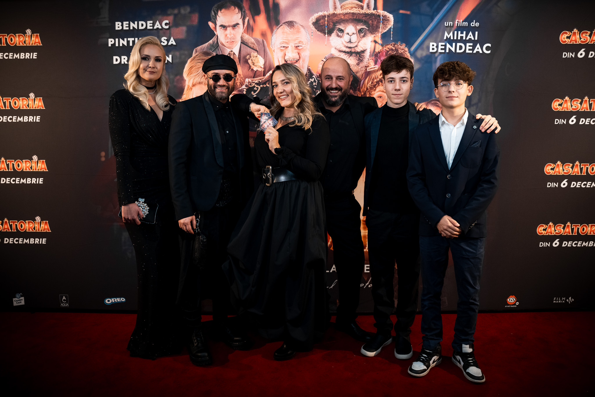 Cine l-a ajutat pe Mihai Bendeac să se îmbrace în fustă la premiera filmului „Căsătoria”. Ținutele purtate de ceilalți actori
