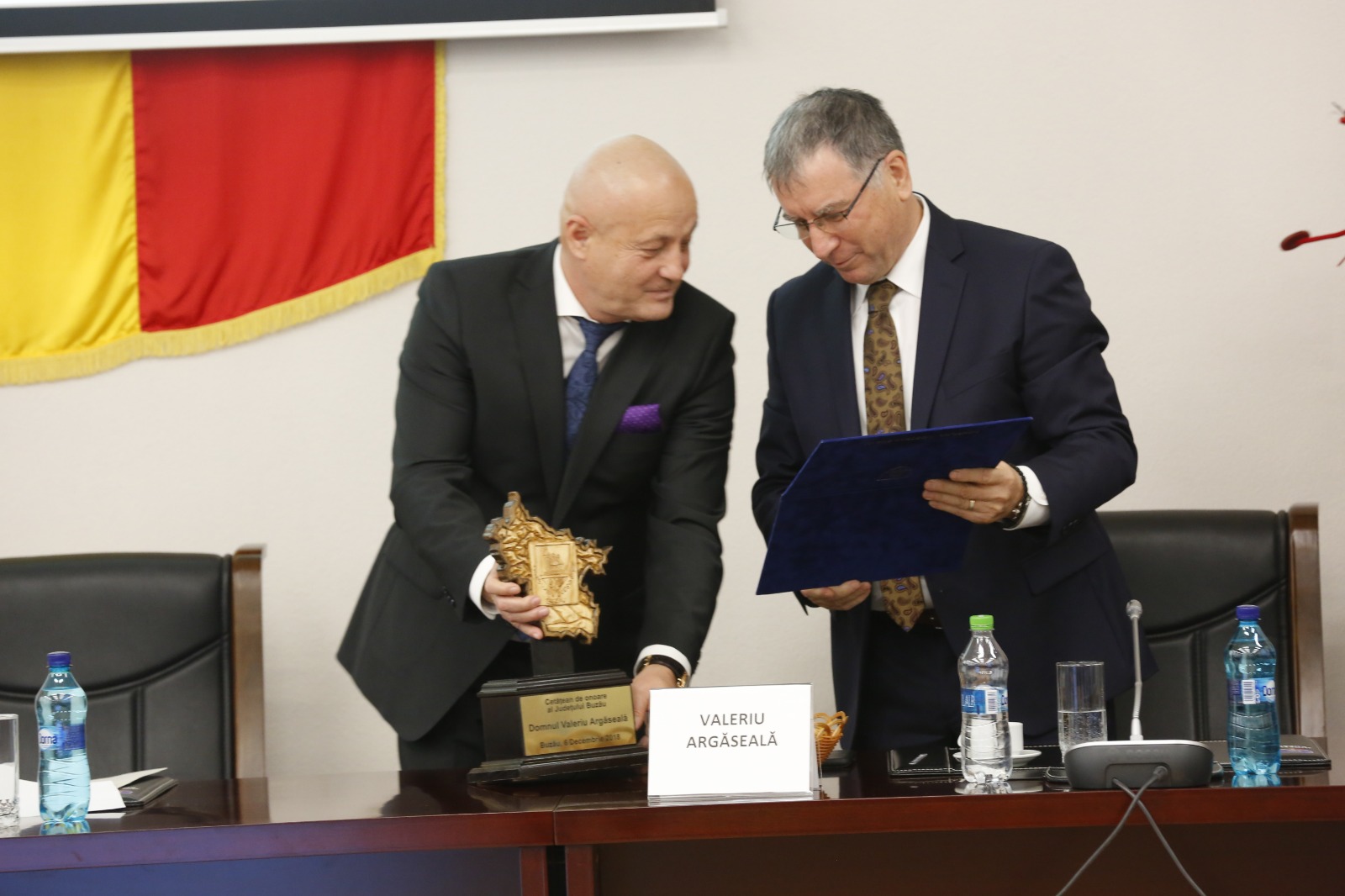 GALERIE FOTO/ Valeriu Argăseală a izbucnit în plâns când a primit placheta de cetățean de onoare al Buzăului. Aceeași distincție a primit-o și Ilie Năstase