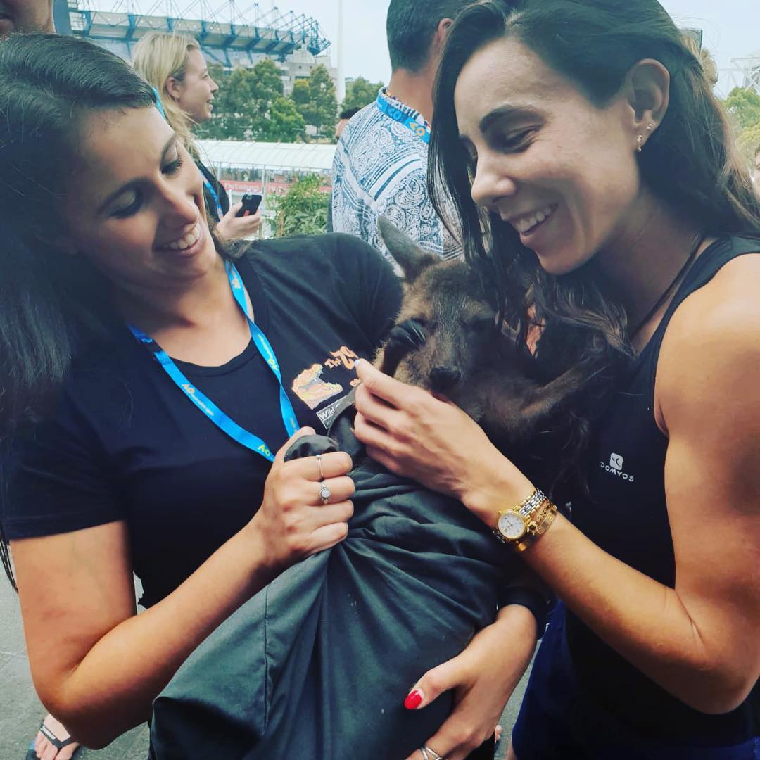 Monica Niculescu, Irina Bara şi Mihaela Buzărnescu s-au jucat cu un șarpe uriaș la Melbourne | GALERIE FOTO