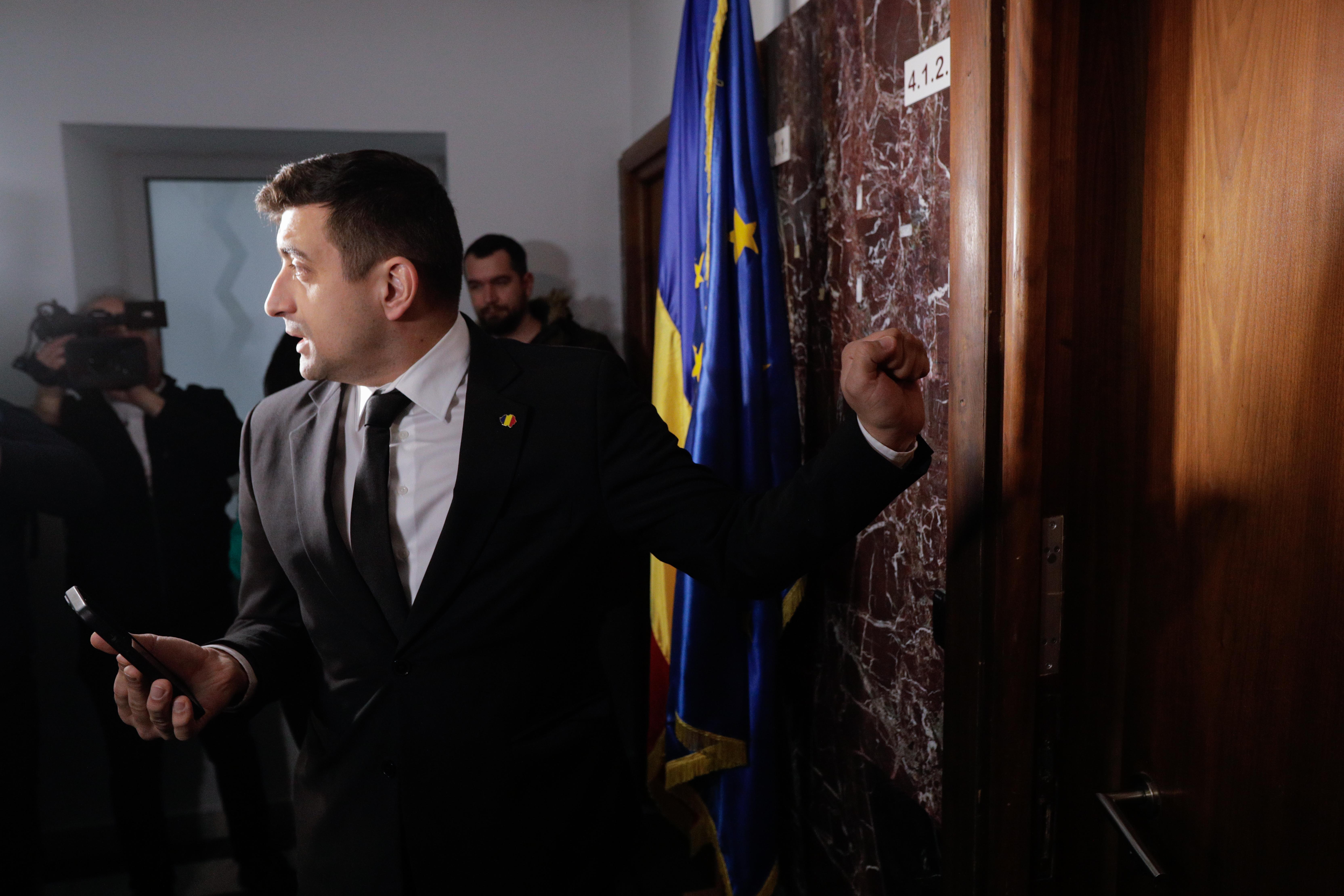 Scandal la Ministerul Energiei. Virgil Popescu a amânat conferința, George Simion a intrat cu forța și a vorbit de la pupitrul ministrului