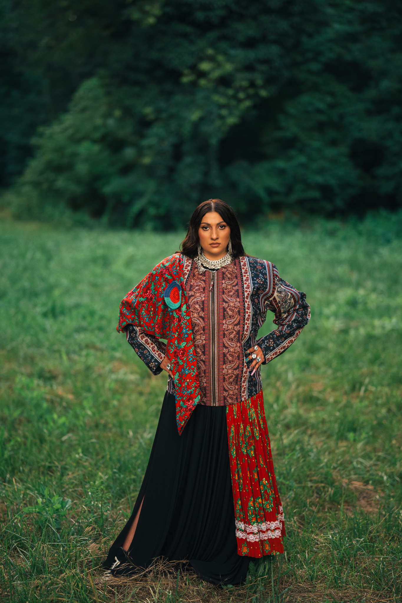 Cristina Stroe, soția lui Damian Drăghici, lansează „Dă și tu din”, un manifest muzical gipsy-pop-electronic. „Nu mă gândesc dacă mă place sau nu cineva”
