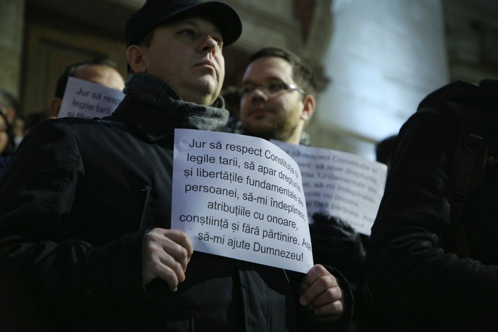 FOTO&VIDEO/ Sute de magistrați au protestat la Curtea de Apel București