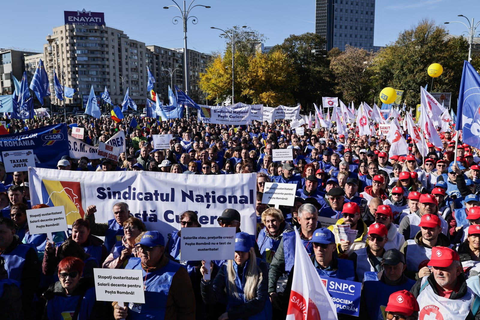 Mii de oameni au protestat în Piața Victoriei  pentru creşterea salariului minim şi a pensiilor. Sloganurile politice, interzise