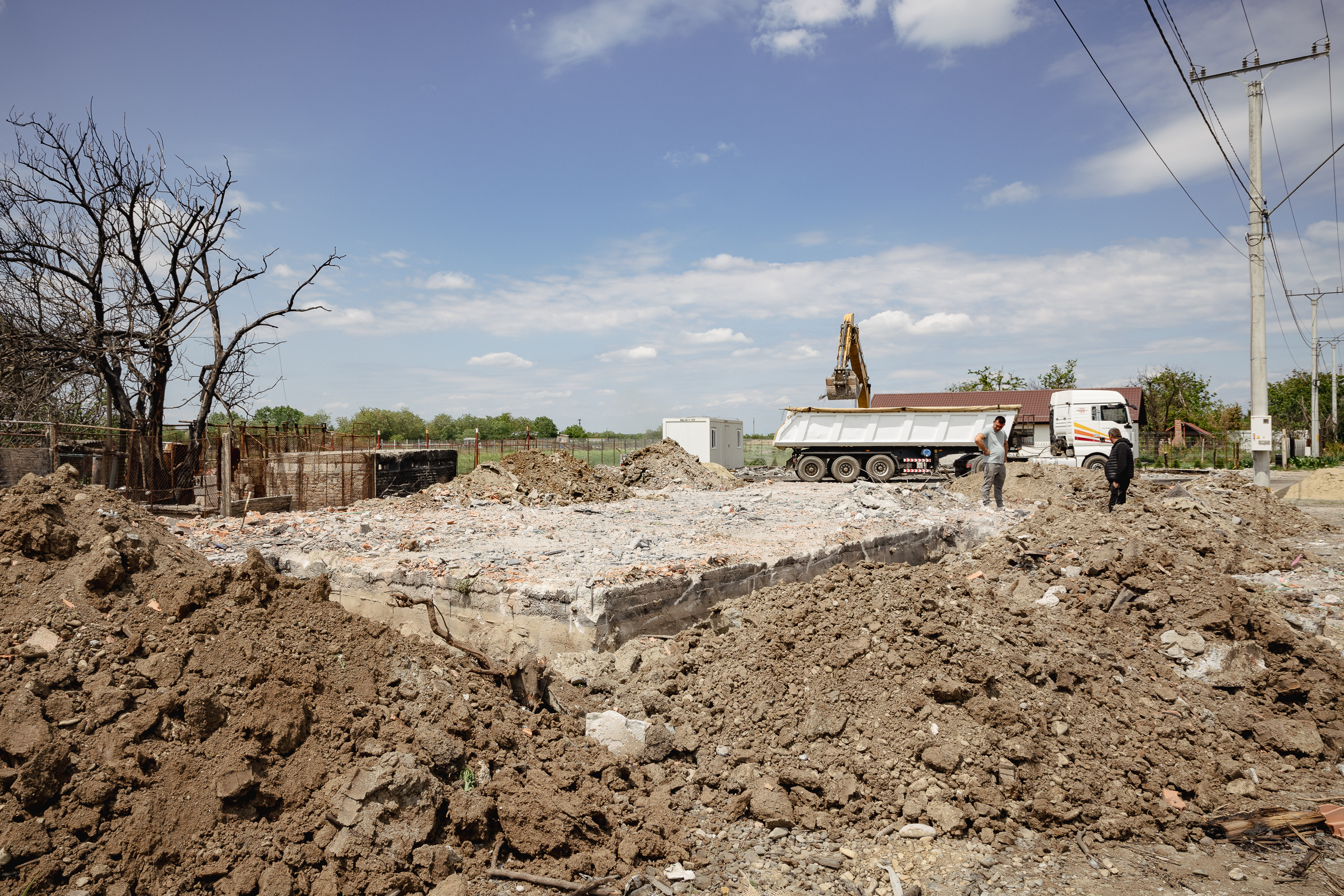 REPORTAJ. La nouă luni de la exploziile din Crevedia, oamenii acceptă posterul primarului pe poartă și oferta de despăgubiri a patronilor stației GPL: „Nu e de-ajuns, dar ce să facem?”