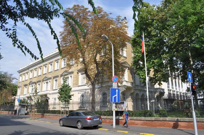 Rohamrendőrök és kémelhárítók rohanták le az orosz nagykövetség előtt sétáló diákokat – Megtréfálták a titkosszolgálatokat a ballagó középiskolások