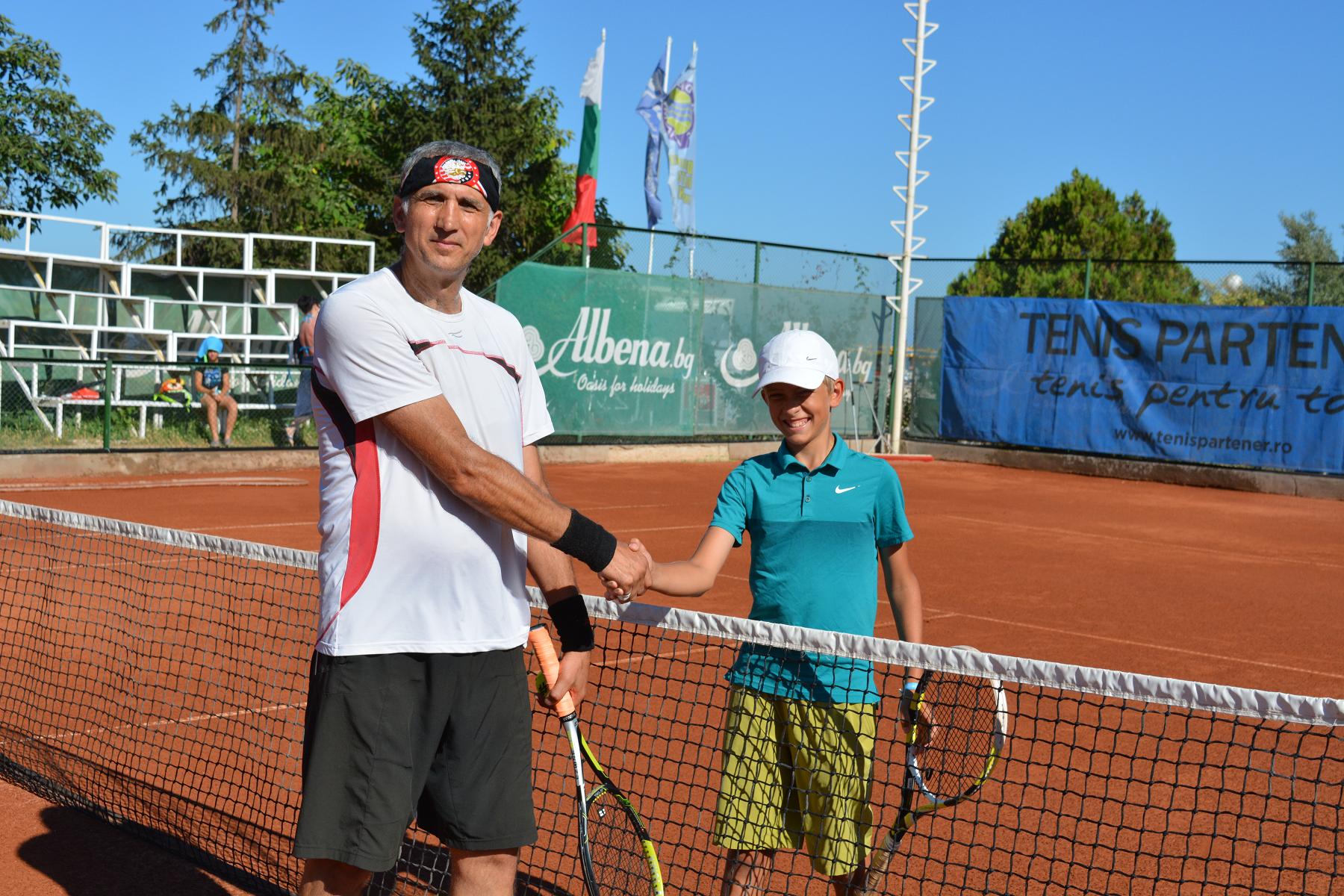 Turneele marca Tenis Partener și Tenis10 domină plaja de la Albena. Timp de 7 zile au loc probe de joc pentru pasionații de sportul alb mari și mici / GALERIE FOTO