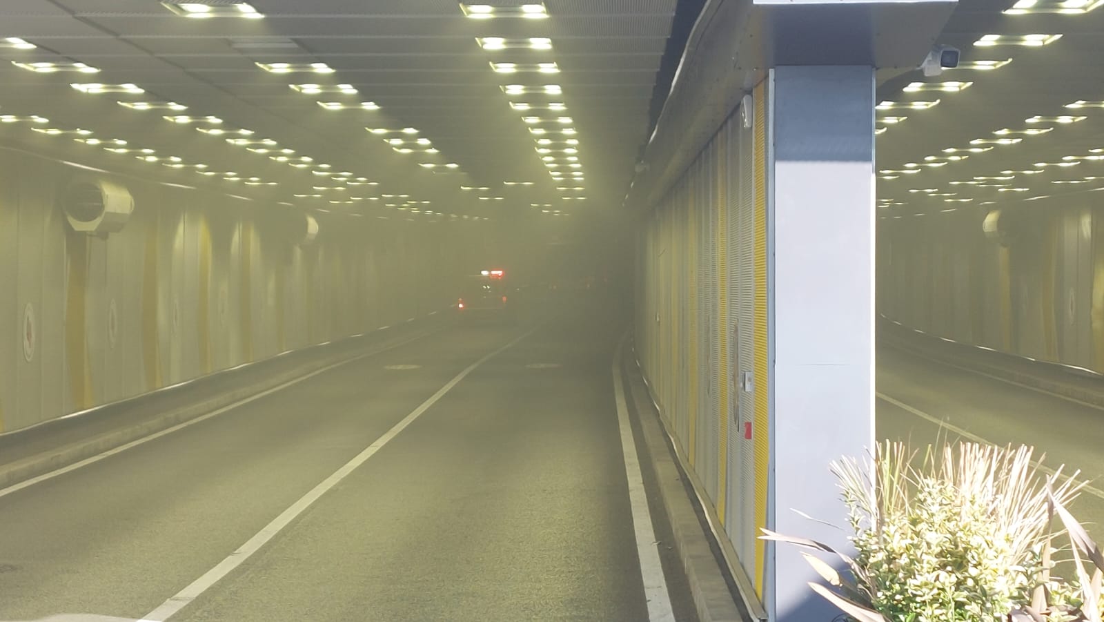 O mașină a luat foc în Pasajul Unirii. Toți oamenii au fost evacuați. VIDEO