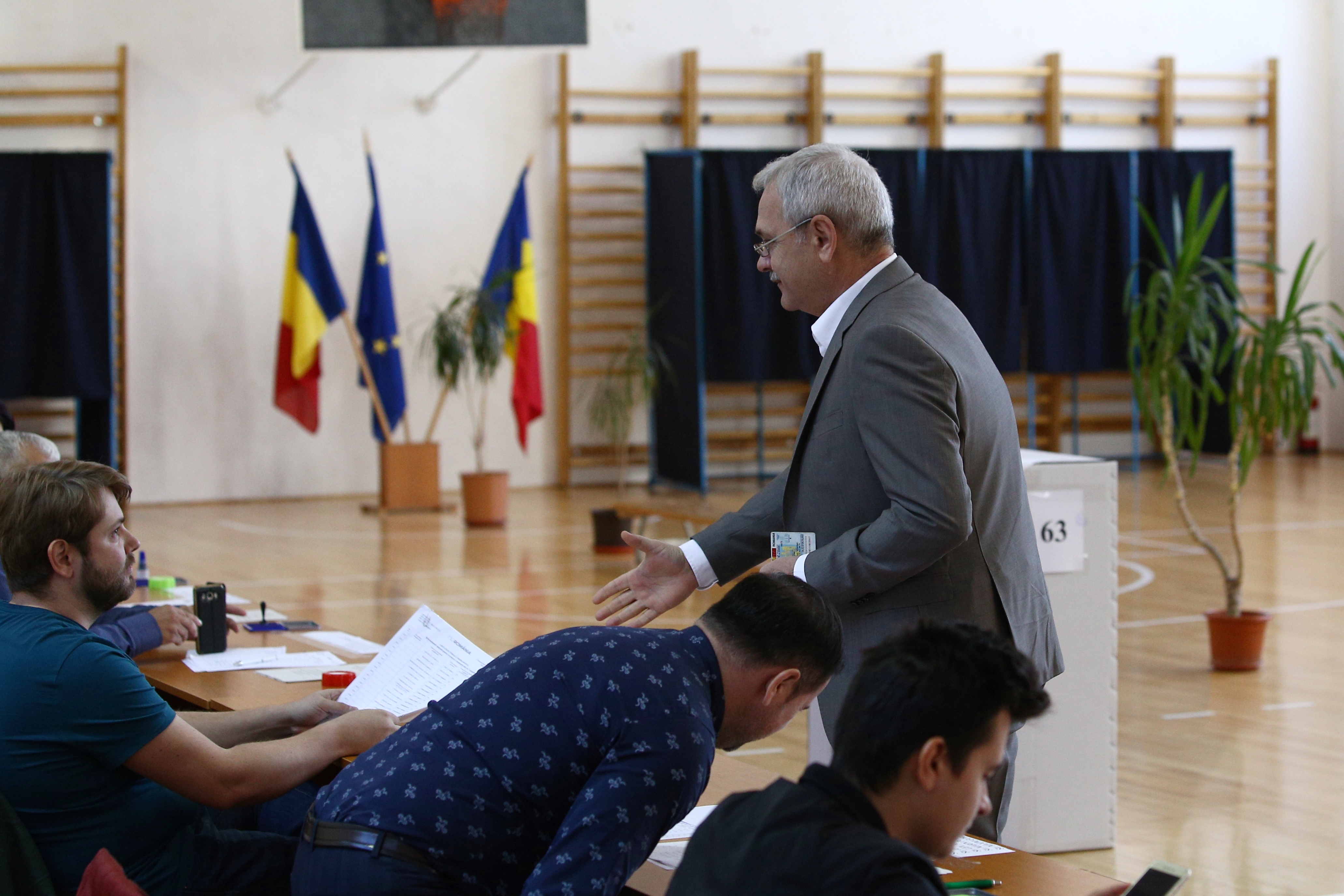 VIDEO & FOTO / Mesajul transmis de Liviu Dragnea, după ce votat la referendum: "Nu e un vot împotriva unei minorităţi sexuale!"